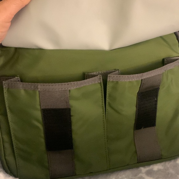 Timbuk2 green Padded Adjustable Strap Laptop Bag. 13x9.5x1 - Picture 4 of 9